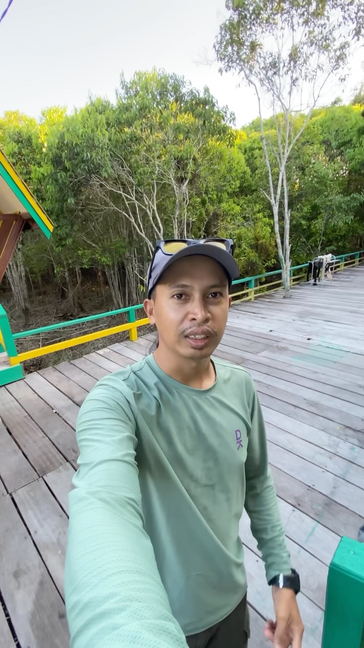 Kalau biasanya menginap di hotel, kali ini coba tidur di tengah hutan hujan tropis Kalimantan.
📍Sebangau National Park#orangutan #sebangau #borneo #opentripsebangau #opentripsebangau